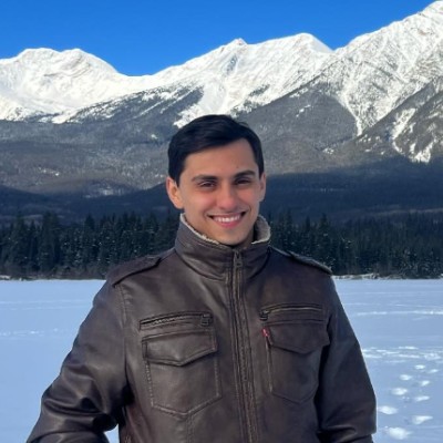 Leonardo Agudo in front of the Canadian Rockies